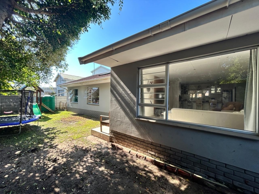 5 Bedroom Property for Sale in Sunrise On Sea Eastern Cape
